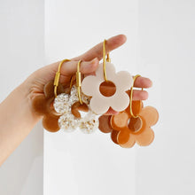 Load image into Gallery viewer, Handmade Daisy Keyring | Caramel
