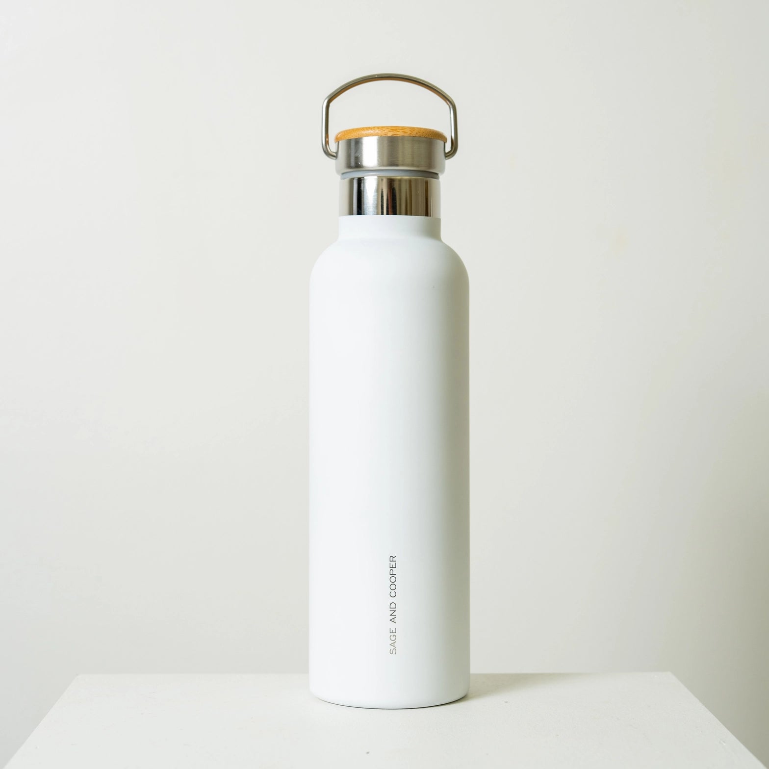 Shadow 750ml Water Bottle | White/Snow – Cargo Collective